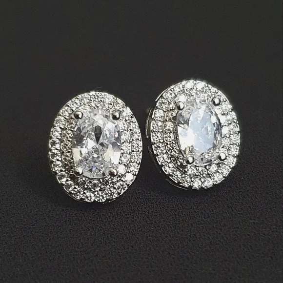 Gorgeous Oval Diamond Evening Stud Earrings - Picture 1 of 3
